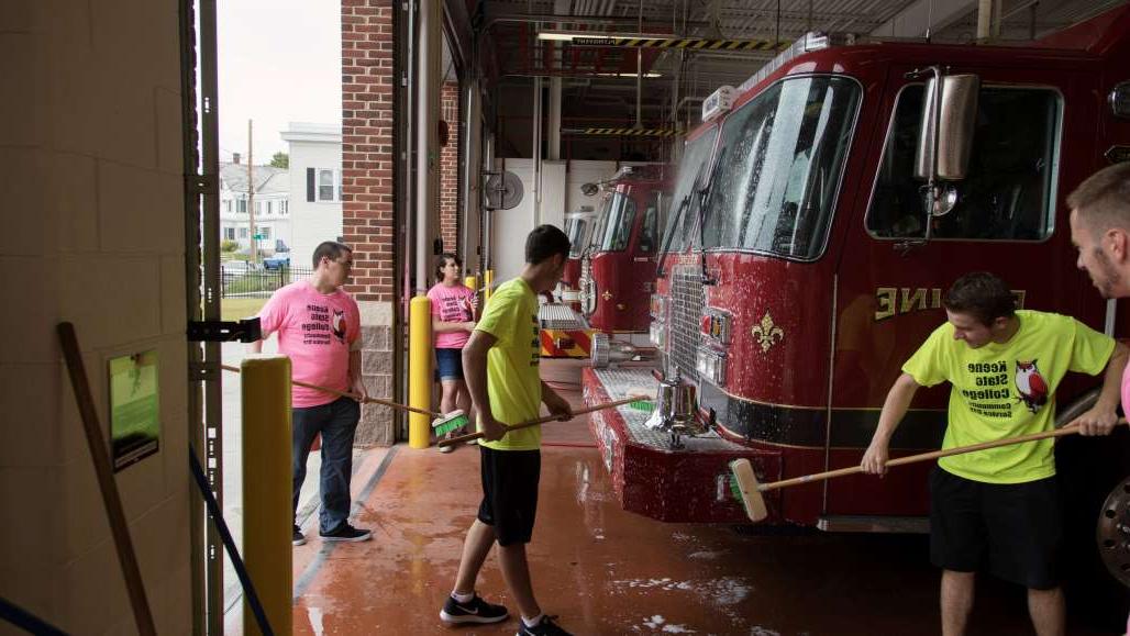 Students wash fire engine